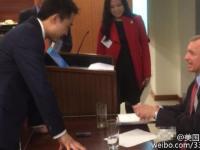 薄瓜瓜重现纽约公共场合 出席新书讨论会