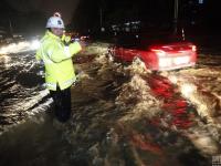 广西柳州遭遇大雨内涝 市民冬日“看海”