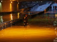 广西柳州遭遇大雨内涝 市民冬日“看海”