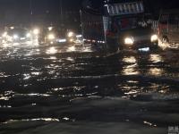 广西柳州遭遇大雨内涝 市民冬日“看海”