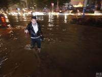 广西柳州遭遇大雨内涝 市民冬日“看海”