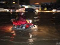广西柳州遭遇大雨内涝 市民冬日“看海”