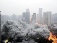 西安118米高楼成功爆破 10秒后顺利坍塌