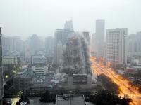 西安118米高楼成功爆破 10秒后顺利坍塌