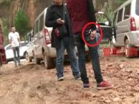 记者暗访走私冻肉 遭遇持刀围攻抢走设备