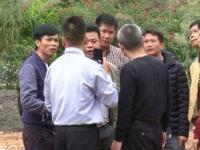 记者暗访走私冻肉 遭遇持刀围攻抢走设备