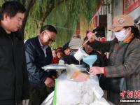 甘肃农民闹市区现挤现卖牛奶 市民排队购买