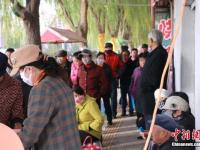 甘肃农民闹市区现挤现卖牛奶 市民排队购买