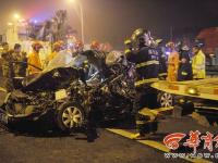 西安机场附近18车连撞 小轿车几乎成废铁