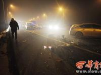 西安机场附近18车连撞 小轿车几乎成废铁