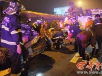 西安机场附近18车连撞 小轿车几乎成废铁