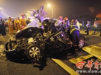 西安机场附近18车连撞 小轿车几乎成废铁