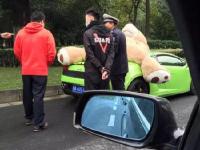 成都街头一豪车载超大号毛绒熊被交警查处