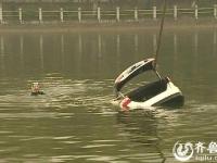山东10名冬泳者河底潜水接力“捞”汽车