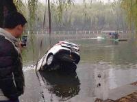 山东10名冬泳者河底潜水接力“捞”汽车