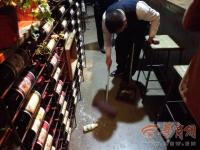 陕西一餐厅开业不足一月 遭30余男子打砸