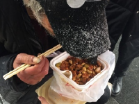 流浪老人北京街头吃雪 好心路人买饭送衣