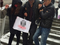 流浪老人北京街头吃雪 好心路人买饭送衣