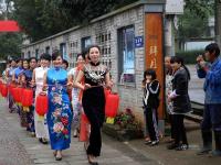 浙江20多名女干部穿旗袍走秀宣传古村旅游