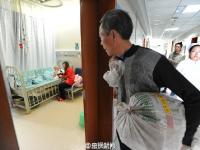 六旬老人为救白血病孙女 背百斤山货摆地摊