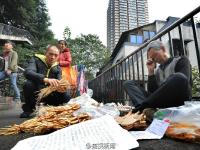 六旬老人为救白血病孙女 背百斤山货摆地摊