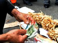 六旬老人为救白血病孙女 背百斤山货摆地摊