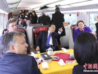 李克强与中东欧国家领导人共乘高铁