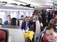 李克强与中东欧国家领导人共乘高铁