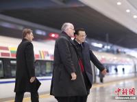 李克强与中东欧国家领导人共乘高铁