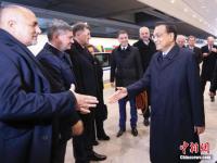 李克强与中东欧国家领导人共乘高铁