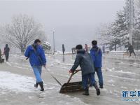 平壤迎来今冬初雪 市民拍照扫雪