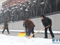 平壤迎来今冬初雪 市民拍照扫雪