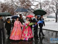 平壤迎来今冬初雪 市民拍照扫雪