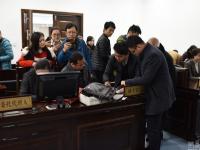 合肥少女毁容案二审开庭 被害人周岩现身