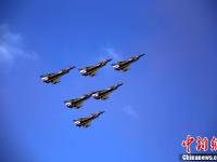 中国空军八一飞行表演队首次在泰国飞行表演