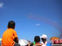 中国空军八一飞行表演队首次在泰国飞行表演