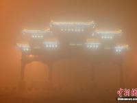 呼和浩特现罕见重度雾霾 天色昏黄