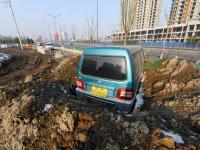 山西现“钉子车” 黄土埋到车脖子
