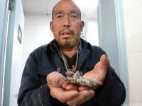 老人1200元救命钱上厕所被两男子抢走