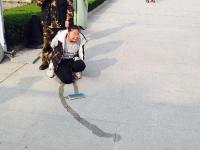 女贼被抓后当场吓哭吓尿