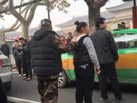 女贼被抓后当场吓哭吓尿