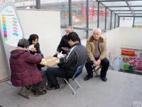 郑州大爷大妈地铁内打牌取暖引围观