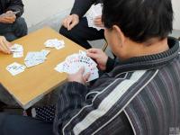 郑州大爷大妈地铁内打牌取暖引围观