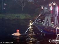 大爷大妈西湖野泳被抓 大爷趁雾逃跑