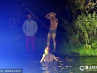 大爷大妈西湖野泳被抓 大爷趁雾逃跑