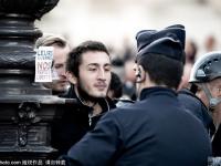 巴黎气候大会极端抗议者爬路灯示威
