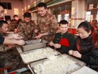 黑龙江边防战士包饺子送老兵 -20℃瞬间速冻