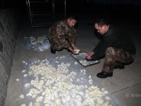 黑龙江边防战士包饺子送老兵 -20℃瞬间速冻