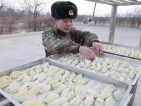 黑龙江边防战士包饺子送老兵 -20℃瞬间速冻