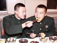 黑龙江边防战士包饺子送老兵 -20℃瞬间速冻